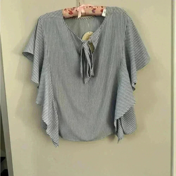 Beautiful top wit butterfly style arms. Spring/summer season start - Picture 3 of 4